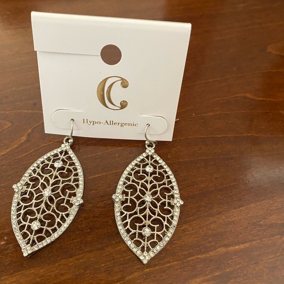 Elegant Silver Jewelry Set - Picture 3 of 4